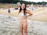 Zonnebaden op een gestreepte handdoek bij een zomernaturistenkamp in Frankrijk