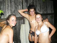 Zonnebaden op een gestreepte handdoek bij een zomernaturistenkamp in Frankrijk