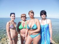 Zonnebaden op een gestreepte handdoek bij een zomernaturistenkamp in Frankrijk