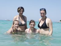 Zonnebaden op een gestreepte handdoek bij een zomernaturistenkamp in Frankrijk