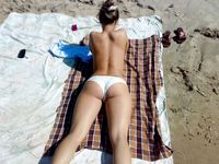 Amici nudi si divertono liberamente su una spiaggia pubblica
