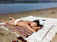 Amici nudi si divertono liberamente su una spiaggia pubblica