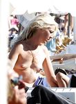 Amici nudi si divertono liberamente su una spiaggia pubblica