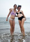 Amici nudi si divertono liberamente su una spiaggia pubblica