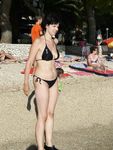 Amici nudi si divertono liberamente su una spiaggia pubblica