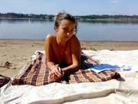Amici nudi si divertono liberamente su una spiaggia pubblica