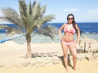 Amici nudi si divertono liberamente su una spiaggia pubblica