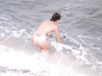 Curvaceous nude teen poses in the warm water