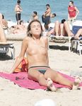 Cathy pózuje topless i nahá na slunné pláži u moře