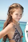 Cathy pózuje topless i nahá na slunné pláži u moře