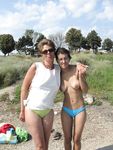 Toalha amarela numa praia rochosa sob o sol quente de verão