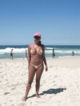 Toalha amarela numa praia rochosa sob o sol quente de verão