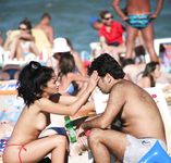 Tra le onde del mare in una spiaggia serena