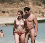 Tra le onde del mare in una spiaggia serena