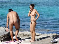 Sistema il reggiseno del bikini con le onde sullo sfondo
