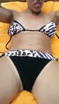 Sistema il reggiseno del bikini con le onde sullo sfondo