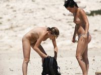 Hottie loves to expose her body at the nude beach