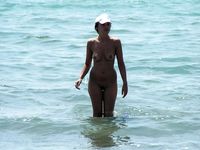 Bionda in topless nella luce tranquilla all'aperto