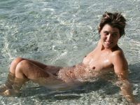 Bionda in topless nella luce tranquilla all'aperto