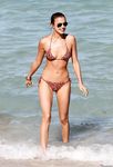 Bionda in topless nella luce tranquilla all'aperto