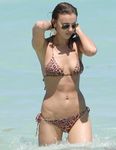 Bionda in topless nella luce tranquilla all'aperto
