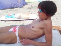 Bionda in topless nella luce tranquilla all'aperto