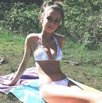Bionda in topless nella luce tranquilla all'aperto