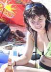Bionda in topless nella luce tranquilla all'aperto