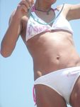 Bionda in topless nella luce tranquilla all'aperto
