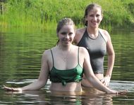Bionda in topless nella luce tranquilla all'aperto