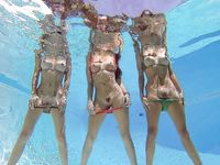 Bionda in topless nella luce tranquilla all'aperto
