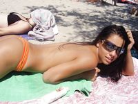 Heating up the beach by exposing her nude figure