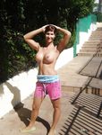 Topless na pláži, když vlna obklopí její nohy