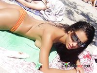 Opalanie topless przy brzegu pod czystym niebem