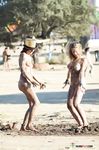 Lama de festival e calor numa praia movimentada de verão