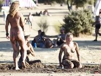 Lama de festival e calor numa praia movimentada de verão