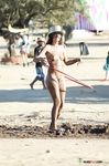 Lama de festival e calor numa praia movimentada de verão