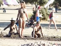 Lama de festival e calor numa praia movimentada de verão