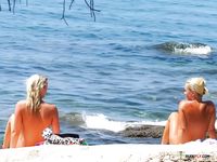 Collar de plata reluciente mientras avanza por el agua de la playa