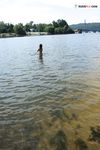 Splecione dłonie w płytkiej wodzie nad brzegiem