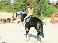 getting clothed on plage