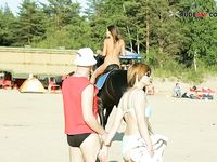 getting clothed on plage