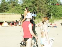 getting clothed on plage