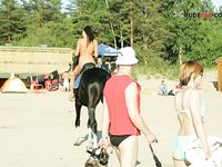 getting clothed on plage