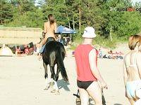getting clothed on plage