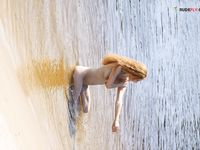 Naked femmes on the plage