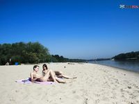 Wifey's breasts at the plage