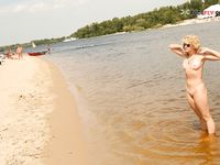 Rinfrescarsi nell'acqua sulla riva di un fiume naturista