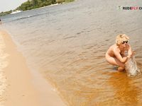 Rinfrescarsi nell'acqua sulla riva di un fiume naturista