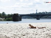 Sans Bra woman on the strand